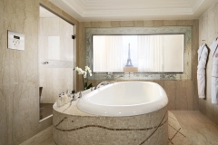 Hôtel-Plaza-Athenee -878-Eiffel-Suite-Signature-SDB-HR © Francis-Amiand