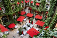 Hôtel-Plaza-Athenee -Cour-Jardin-4-HR © StudiodesFleurs